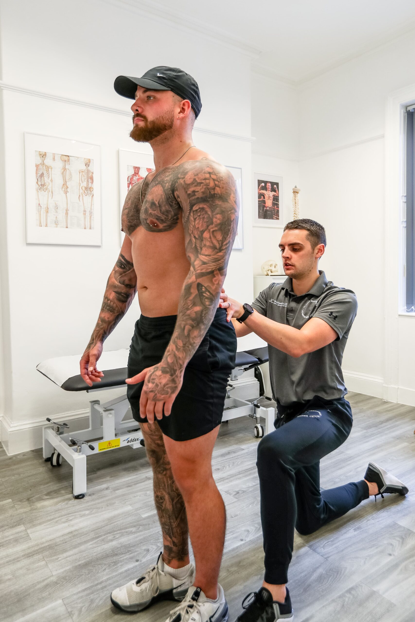C52I4834 Jonathan Helping a Client